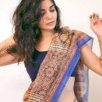 Madhuri Jain Instagram - On loop : Kyun milti hai nazar, kyun hota hai asar 💙 📸: @navin_prasathh Saree: @tribanga_india