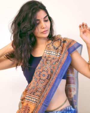 Madhuri Jain Instagram - On loop : Kyun milti hai nazar, kyun hota hai asar 💙

📸: @navin_prasathh 
Saree: @tribanga_india
