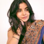 Madhuri Jain Instagram - On loop : Kyun milti hai nazar, kyun hota hai asar 💙 📸: @navin_prasathh Saree: @tribanga_india