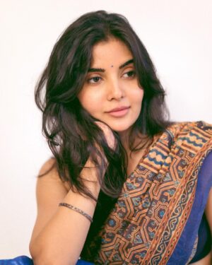 Madhuri Jain Instagram - On loop : Kyun milti hai nazar, kyun hota hai asar 💙

📸: @navin_prasathh 
Saree: @tribanga_india