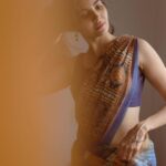 Madhuri Jain Instagram - On loop : Kyun milti hai nazar, kyun hota hai asar 💙 📸: @navin_prasathh Saree: @tribanga_india