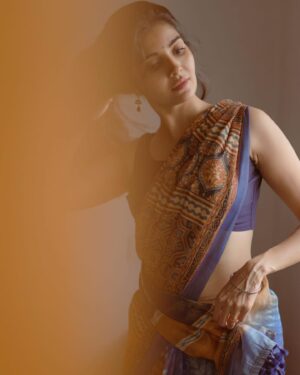 Madhuri Jain Instagram - On loop : Kyun milti hai nazar, kyun hota hai asar 💙

📸: @navin_prasathh 
Saree: @tribanga_india