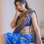 Madhuri Jain Instagram - On loop : Kyun milti hai nazar, kyun hota hai asar 💙 📸: @navin_prasathh Saree: @tribanga_india