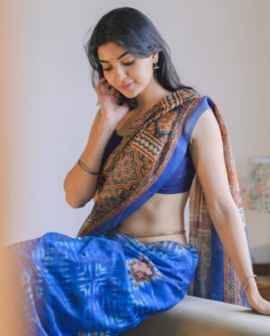 Madhuri Jain Instagram - On loop : Kyun milti hai nazar, kyun hota hai asar 💙

📸: @navin_prasathh 
Saree: @tribanga_india