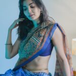 Madhuri Jain Instagram - On loop : Kyun milti hai nazar, kyun hota hai asar 💙 📸: @navin_prasathh Saree: @tribanga_india