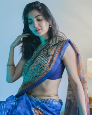 Madhuri Jain Instagram - On loop : Kyun milti hai nazar, kyun hota hai asar 💙

📸: @navin_prasathh 
Saree: @tribanga_india