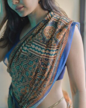 Madhuri Jain Instagram - Feeling blueeee 💙

📸: @navin_prasathh 
Saree : @tribanga_india