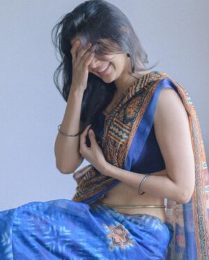 Madhuri Jain Instagram - Feeling blueeee 💙

📸: @navin_prasathh 
Saree : @tribanga_india