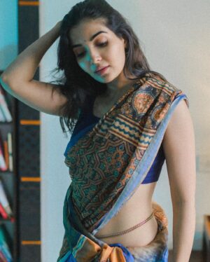 Madhuri Jain Instagram - Feeling blueeee 💙

📸: @navin_prasathh 
Saree : @tribanga_india
