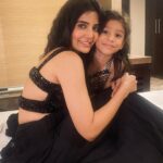 Madhuri Jain Instagram - Impromptu 🖤 परिवार ❤️ मेरी प्यारी बहन ❤️