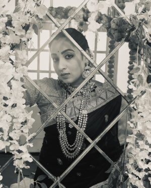 Madhusree Sharma Instagram - निगाहों की भाषा निगाहे समझती है 
निगाहे भी खामोश लफ्ज रखते है…😌❤️

#photooftheday #instagood #instadaily #instapic #picoftheday #explore #explorepage #viral #beautifuleyes #blackandwhite #madhusreesharma #mannsundar #dangaltv