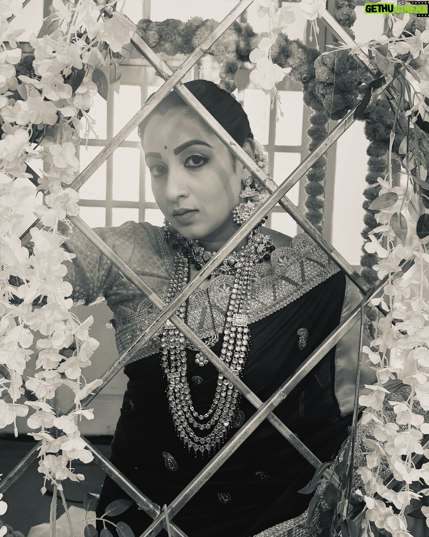 Madhusree Sharma - 3 Likes - निगाहों की भाषा निगाहे समझती है
निगाहे भी खामोश लफ्ज रखते है…😌❤️
#photooftheday #instagood #instadaily #instapic #picoftheday #explore #explorepage #viral #beautifuleyes #blackandwhite #madhusreesharma #mannsundar #dangaltv
