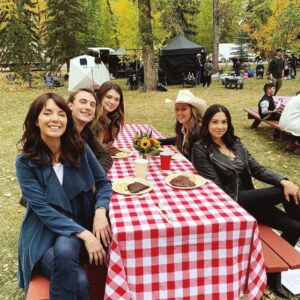 Madison Cheeatow Instagram - First episode of season 14 airs tonight! Finally something new to watch, YOU’RE WELCOME! Looking back at this photo and missing all of that wonderful human interaction 😭 

I would love to hear your thoughts on episode one (which I actually don’t even think I’m in). 

I stole this photo from @michellemorgan_ 

❤️❤️❤️
#heartlandoncbc
