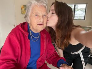 Madison Davenport Instagram - Me and aunt Jean! Went to visit her and ended up gabbing for 2 hours!! We showed her all my new music, and she was absolutely giddy.
Video of her reaction to “Oh Sh*t!” Coming soon💕