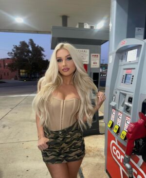 Mady McLanahan Instagram - main character energy only 🤎

@prettylittlething

skirt SKU: CNA7291
top SKU: CMZ2832