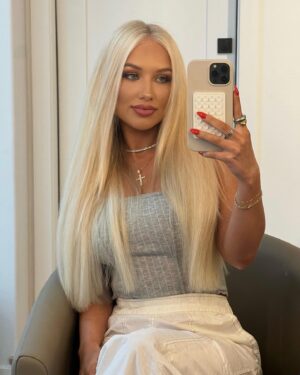 Mady McLanahan Instagram - i’m a whole new person when I have my hair done <3 

•
•
•

@donnabellahair 22” weft extensions in shades: Platinum Ash Blonde & Platinum Light Blonde // use code: MADY to save $ :)