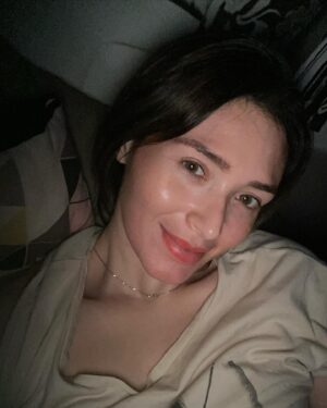 Maeeva Amin Instagram - Begini lah kira kira penampakan dan bentuk baju emak emak setelah gendong anak #1 dan yang #2 nangis minta digendong juga .. jadinya gendong depan belakang 40 kilo lahh 3 jam. Hahaha 🫶🏻 . Semangat para wanita! Percayalah kekuatan lelaki gak ada apa apanya dibanding kita . Hahaahahah 🤣 ( gak dalam semua hal mmg)tapi apa pun itu kita KUAT! TITIK 🫶🏻🫶🏻🫶🏻