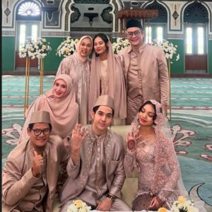 Maeeva Amin Instagram - Berakhir sudahh … Eits belum! , masih ada 1 episode lagi tayang hari sabtu …. Sampai ketemu lagi santriners. Thank you kesempatannya meramaikan SPB . Bang Angling,semua cast and crew dan Screenplay . *muah!*. Till we meet again . 🥰 #santripilihanbundatheseries