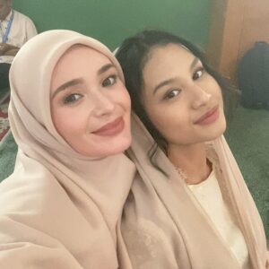 Maeeva Amin Instagram - Berakhir sudahh … Eits belum! , masih ada 1 episode lagi tayang hari sabtu …. Sampai ketemu lagi santriners. Thank you kesempatannya meramaikan SPB . Bang Angling,semua cast and crew dan Screenplay . *muah!*. Till we meet again . 🥰 #santripilihanbundatheseries