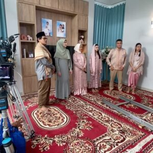 Maeeva Amin Instagram - Berakhir sudahh … Eits belum! , masih ada 1 episode lagi tayang hari sabtu …. Sampai ketemu lagi santriners. Thank you kesempatannya meramaikan SPB . Bang Angling,semua cast and crew dan Screenplay . *muah!*. Till we meet again . 🥰 #santripilihanbundatheseries