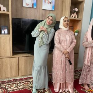 Maeeva Amin Instagram - Berakhir sudahh … Eits belum! , masih ada 1 episode lagi tayang hari sabtu …. Sampai ketemu lagi santriners. Thank you kesempatannya meramaikan SPB . Bang Angling,semua cast and crew dan Screenplay . *muah!*. Till we meet again . 🥰 #santripilihanbundatheseries