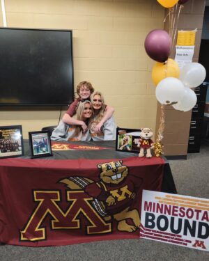 Maesi Caes Instagram - pen to paper 📃🖋 officially a baby goph ❣️
@uofmdanceteam 〽️