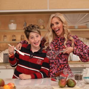 Mafalda Teixeira Instagram - Juntos no programa da TVI!
Amanhã de manhã não percam o @doisas10tvi 
#momandson #together #tv #funnycook @tvioficial