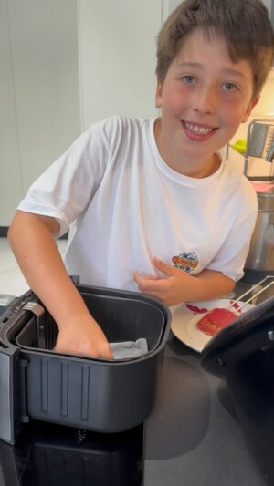 Mafalda Teixeira Instagram - A receita do Gabriel 🧑🏼‍🍳
Bolinhas de Areia com banana, farinha de aveia, mel e manteiga de amendoim!
Aprovadas? 🍪
#cook #healthy #sugarfree #kitchen #kids