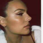 Mafalda Castro Instagram - Pub Um penteado fácil que faço muitas vezes. Seja para uma fashion week ou para dar aquele boost ao look do dia. Com a SteamPod consigo looks ilimitados com –95% danos! E claro, não me podia esquecer dos meus produtos favoritos da @lorealpro para conseguir este resultado. #LorealProPt #SteamPod #SteamPodPT