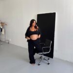 Mafalda Castro Instagram - Uma das melhores partes de estar grávida: é aceitável estar a trabalhar de calças abertas ou descalça 🫶