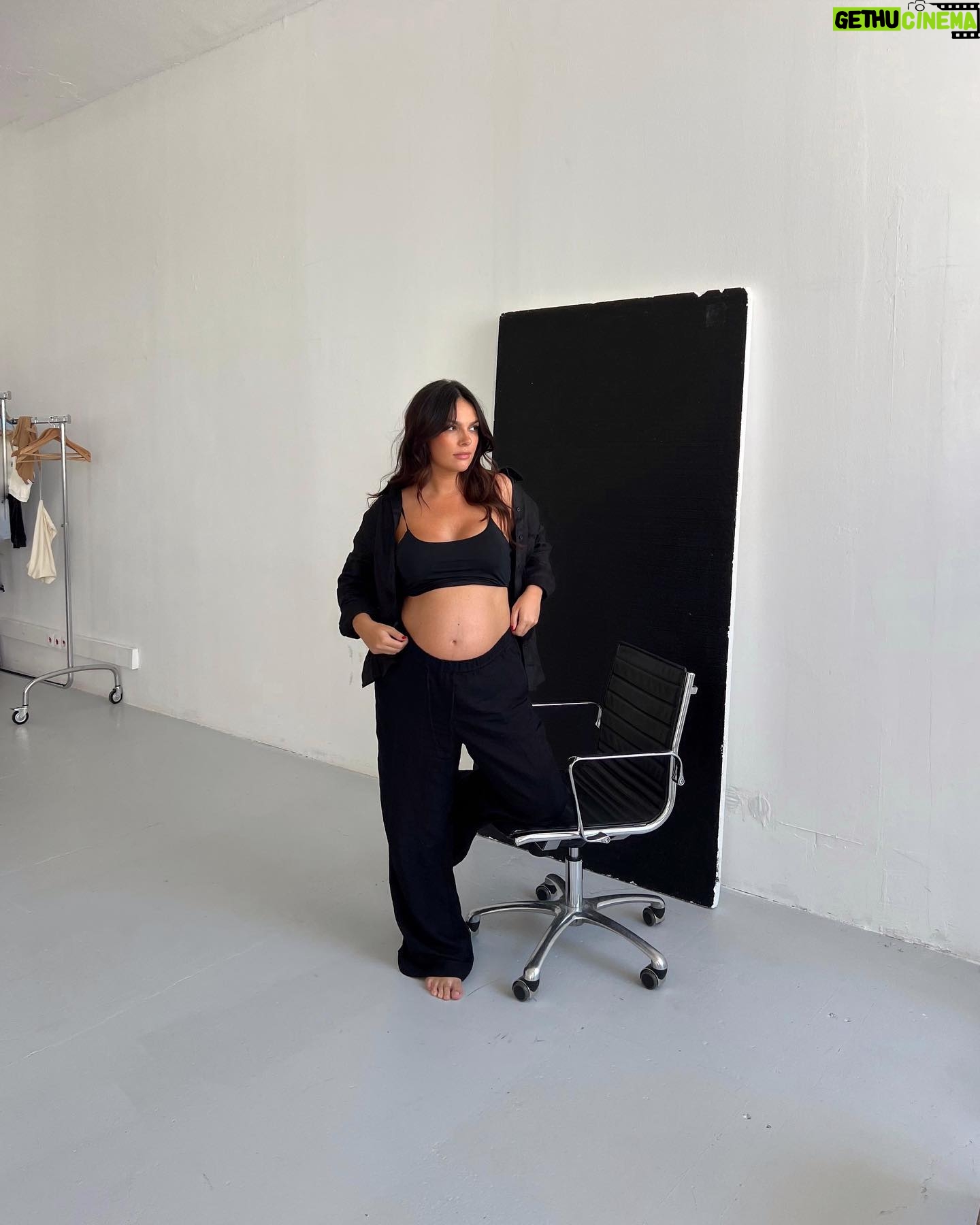 Mafalda Castro Instagram - Uma das melhores partes de estar grávida: é aceitável estar a trabalhar de calças abertas ou descalça 🫶
