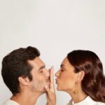 Mafalda Castro Instagram - Ao fim de 3 anos e meio de podcast, ainda ficamos surpreendidos com algumas mensagens que nos enviam. A mais recente foi a do João da @eficacia.pt que disse uma data de coisas bonitas e, no final, desafiou-nos a criar uma imagem para animar quem anda nas estradas portuguesas. Eu disse logo “Bora!”. Obrigado por isto e quem está desse lado ❤️. Podem ouvir Laura Pausini, mas só depois do novo episódio de pod. SUDOKU ✅ A1 Fátima ✅ #batepé