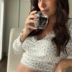 Mafalda Castro Instagram - Manhãs a 3🤰🏽 com o verdadeiro americano que adoro, tirado pela minha nova máquina Nescafé Dolce Gusto NEO! Com a mesma máquina conseguimos ter três métodos de extração: top-up (para este americano), alta pressão para expressos e lungos, e também cafés de tipo filtro. Uma máquina feita com 50% de material reciclado e com cápsulas à base de papel! Assim o café até sabe melhor. ☕️ #NESCAFÉDolceGustoNEO #NEOtastethefuture @nescafedolcegustopt #pub