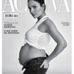 Mafalda Castro Instagram - Mais uma daquelas imagens que não me parecem verdade. Nós, na capa da @activarevista Uma revista que sempre fez parte da minha vida, que sempre gostei muito e que aborda muito daquilo que é ser mulher. Talvez por isso tenha sido sempre um desejo meu fazer parte de uma edição, como esta. Nem nos meus sonhos achei que ia ser uma capa assim: grávida. Falei sobre aquilo que penso ser a responsabilidade de educar um rapaz nos dias de hoje, como foi a minha infância e como vejo o papel de uma mãe (e de um pai), nas vidas de todos nós. Obrigada à equipa espetacular que fez esta capa e também à super equipa que me ajuda todos os dias @notable.pt a tornar realidade os meus sonhos Entrevista: Cíntia Sakellarides (@cintiasaka) Fotos: Carlos Teixeira (@studiocarlosteixeira), assistido por Tiago Mulhmann (@mulhmann) Styling: Mafalda Mota Alves (@mafaldamotalves) Maquilhagem: Joana Moreira (@joanamoreira_makeup) Cabelos: Madalena Costa (@madmoisellehairstylist) para Griffe hairstyle (@griffehairstyle) Calças de ganga Bottega Veneta Colar de corrente: Victoria Beckham X Mango