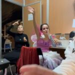 Mafalda Creative Instagram – A viagem pela Terra do Nunca está a terminar 💚 

Quando recebi o convite para participar no “Peter Pan no Gelo” pensei em não aceitar: não sou atriz, não sei cantar e muito menos andar de patins no gelo. Meti as inseguranças de parte e decidi aceitar o desafio porque era uma oportunidade que eu sabia que podia não voltar a surgir ⛸️

Agora vai ser estranho não passar os meus dias a dançar com fadas e a lutar contra piratas 🏴‍☠️ Acho que até das nódoas negras vou ter saudades 😅

Para quem me segue: se eu realmente vos influenciar de alguma maneira espero influenciar-vos a irem mais ao teatro, a darem valor aos atores e a toda a equipa de produção que está por trás dos espetáculos português 🤍

Obrigada @peterpannogelo por me ensinarem tanto e prometo levar tudo o que aprendi para o resto da minha vida! 

Eu acredito mesmo em fadas 🧚🏻‍♀️🥹