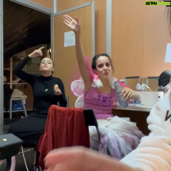 Mafalda Creative Instagram - A viagem pela Terra do Nunca está a terminar 💚 Quando recebi o convite para participar no “Peter Pan no Gelo” pensei em não aceitar: não sou atriz, não sei cantar e muito menos andar de patins no gelo. Meti as inseguranças de parte e decidi aceitar o desafio porque era uma oportunidade que eu sabia que podia não voltar a surgir ⛸️ Agora vai ser estranho não passar os meus dias a dançar com fadas e a lutar contra piratas 🏴☠️ Acho que até das nódoas negras vou ter saudades 😅 Para quem me segue: se eu realmente vos influenciar de alguma maneira espero influenciar-vos a irem mais ao teatro, a darem valor aos atores e a toda a equipa de produção que está por trás dos espetáculos português 🤍 Obrigada @peterpannogelo por me ensinarem tanto e prometo levar tudo o que aprendi para o resto da minha vida! Eu acredito mesmo em fadas 🧚🏻♀️🥹