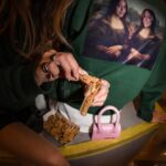 Mafalda Creative Instagram - Plágio que é Plágio sai já com 90% de desconto porque nem estaríamos a ser verdadeiras se não vos disséssemos que o nosso objetivo é vender mais unidades que o stock das marcas das influencers. Ou seja, 5 unidades. Estamos freakys mas com os pés bem assentes na terra de que a nossa merch é a melhor merch que Luxemburgo já viu. Vão até www.itsplagio.pt e esgotem isto rápido porque Plágio 🖼️ não é Cópia (e porque também não nos convém ter produto plagiado muito tempo em stock, obrigado).