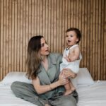 Mafalda Rodiles Instagram - As primeiras fotos do nosso quarto! Cama 2 metros x 2 metros e painel de madeira feito sob medida pela @cabeceiras.pt_store !! Decidi que a cama não teria uma cabeceira tradicional mas sim uma parede de madeira linda!! Gostam? Ficou linda linda!!! 💖 A @cabeceiras.pt_store torna sempre os meus sonhos em realidade! 📷 @annanunes.photography