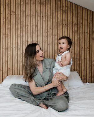 Mafalda Rodiles Instagram - As primeiras fotos do nosso quarto! 

Cama 2 metros x 2 metros e painel de madeira feito sob medida pela @cabeceiras.pt_store !! 
Decidi que a cama não teria uma cabeceira tradicional mas sim uma parede de madeira linda!! 
Gostam? 
Ficou linda linda!!! 💖 
A @cabeceiras.pt_store torna sempre os meus sonhos em realidade!

📷 @annanunes.photography