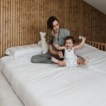 Mafalda Rodiles Instagram - As primeiras fotos do nosso quarto! Cama 2 metros x 2 metros e painel de madeira feito sob medida pela @cabeceiras.pt_store !! Decidi que a cama não teria uma cabeceira tradicional mas sim uma parede de madeira linda!! Gostam? Ficou linda linda!!! 💖 A @cabeceiras.pt_store torna sempre os meus sonhos em realidade! 📷 @annanunes.photography
