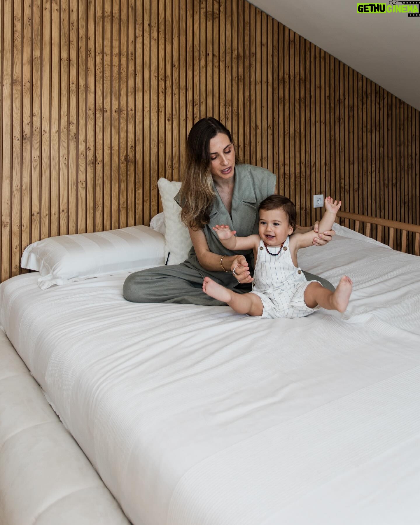 Mafalda Rodiles - 785 Likes - As primeiras fotos do nosso quarto!
Cama 2 metros x 2 metros e painel de madeira feito sob medida pela @cabeceiras.pt_store !!
Decidi que a cama não teria uma cabeceira tradicional mas sim uma parede de madeira linda!!
Gostam?
Ficou linda linda!!! 💖
A @cabeceiras.pt_store torna sempre os meus sonhos em realidade!
📷 @annanunes.photography