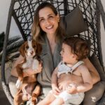 Mafalda Rodiles Instagram - Os mais novos da família! António e Sol. Há um ano atrás, antes de nos mudarmos para a nossa casa em Junho, tínhamos 4 filhos e 1 cão. Hoje temos 5 filhos e 4 cães 🐶 Se dá trabalho? Muito! Se é bom? É mágico! Decidi este ano, depois de ser atriz, apresentadora, formada em Gestão, ter tido cursos on-line e ter tido uma concept store, que iria trabalhar em casa. Assim posso estar onde quero, à hora que quero e posso cuidar dos meus filhotes todos. Vou pô-los e buscá-los à escola, às atividades e o António ainda está comigo a tempo integral. É muito bom ter escolhido trabalhar em casa, é muito bom poder fazer o que amo!! Tem sido incrível a aprendizagem e é tão bom poder ajudar pessoas com esta tecnologia incrível chamada X39! Já ouviste falar? Já experimentaste? Foi sem dúvida um life changer para mim 💖 Tão bom!!! 📷 @annanunes.photography
