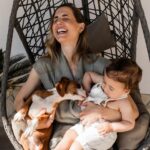 Mafalda Rodiles Instagram - Os mais novos da família! António e Sol. Há um ano atrás, antes de nos mudarmos para a nossa casa em Junho, tínhamos 4 filhos e 1 cão. Hoje temos 5 filhos e 4 cães 🐶 Se dá trabalho? Muito! Se é bom? É mágico! Decidi este ano, depois de ser atriz, apresentadora, formada em Gestão, ter tido cursos on-line e ter tido uma concept store, que iria trabalhar em casa. Assim posso estar onde quero, à hora que quero e posso cuidar dos meus filhotes todos. Vou pô-los e buscá-los à escola, às atividades e o António ainda está comigo a tempo integral. É muito bom ter escolhido trabalhar em casa, é muito bom poder fazer o que amo!! Tem sido incrível a aprendizagem e é tão bom poder ajudar pessoas com esta tecnologia incrível chamada X39! Já ouviste falar? Já experimentaste? Foi sem dúvida um life changer para mim 💖 Tão bom!!! 📷 @annanunes.photography