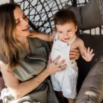 Mafalda Rodiles Instagram - O terceiro filho 👶🏼 Aquele que me trouxe a certeza que a minha missão é ser mãe 🌸 Aquele que torna a viagem tão especial como da primeira vez. Aquele que me mostra que ter bebés é a melhor coisa do mundo (calma…não irá acontecer mais) Aquele que me faz querer trabalhar em casa para poder acompanhar cada minuto do seu crescimento. Aquele que vai comigo para todo o lado. Aquele que fazia muita falta à nossa família 💖