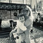 Mafalda Rodiles Instagram - Levo o António comigo para todo o lado porque sei que ainda é o meu canguruzinho! Nem sempre dá muito jeito, às vezes as costas doem mas eu só sei ser esta mãe. A que tem o colo sempre disponível, a que não quer perder nenhum segundo mas que os deixa voar quando está na hora. Tivemos um almoço inesquecível no @soulgarden.lisbon que é sem dúvida um dos meus restaurantes preferidos de sempre! E o António experimentou de tudo um pouco e… adorou claro! E o jardim lá fora é lindo demais!! 🌿🌿🌿 Um Oásis em Lisboa!