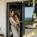 Mafalda Rodiles Instagram - Vou fazer-vos um tour completo pela nossa casa e partilhar aquilo que mais gosto! As nossas janelas e portas são da @schuss_janelas e não podíamos ter escolhido melhor! São de pvp com um isolamento térmico e sonoro de excelência, super resistentes e mega bonitas! São cinzentas por fora e brancas por dentro (sugestão do querido Gonçalo), mandámos fazer 14 janelas/portas ao todo e estamos mega felizes com a escolha! Com a vista privilegiada que temos, a nossa casa merecia umas janelas assim 🌿 📷 @annanunes.photography