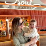 Mafalda Rodiles Instagram – Levo o António comigo para todo o lado porque sei que ainda é o meu canguruzinho! 
Nem sempre dá muito jeito, às vezes as costas doem mas eu só sei ser esta mãe. 
A que tem o colo sempre disponível, a que não quer perder nenhum segundo mas que os deixa voar quando está na hora. 
Tivemos um almoço inesquecível no @soulgarden.lisbon que é sem dúvida um dos meus restaurantes preferidos de sempre! E o António experimentou de tudo um pouco e… adorou claro!
E o jardim lá fora é lindo demais!! 🌿🌿🌿 Um Oásis em Lisboa!