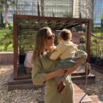 Mafalda Rodiles Instagram – Levo o António comigo para todo o lado porque sei que ainda é o meu canguruzinho! 
Nem sempre dá muito jeito, às vezes as costas doem mas eu só sei ser esta mãe. 
A que tem o colo sempre disponível, a que não quer perder nenhum segundo mas que os deixa voar quando está na hora. 
Tivemos um almoço inesquecível no @soulgarden.lisbon que é sem dúvida um dos meus restaurantes preferidos de sempre! E o António experimentou de tudo um pouco e… adorou claro!
E o jardim lá fora é lindo demais!! 🌿🌿🌿 Um Oásis em Lisboa!