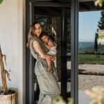 Mafalda Rodiles Instagram - Vou fazer-vos um tour completo pela nossa casa e partilhar aquilo que mais gosto! As nossas janelas e portas são da @schuss_janelas e não podíamos ter escolhido melhor! São de pvp com um isolamento térmico e sonoro de excelência, super resistentes e mega bonitas! São cinzentas por fora e brancas por dentro (sugestão do querido Gonçalo), mandámos fazer 14 janelas/portas ao todo e estamos mega felizes com a escolha! Com a vista privilegiada que temos, a nossa casa merecia umas janelas assim 🌿 📷 @annanunes.photography