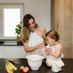 Mafalda Rodiles Instagram - Nota-se que gostamos muito de cozinhar? Na hora de escolher a nossa bancada não tive dúvidas que a melhor escolha seria @neolithofficial @neolith_granitrans porque é ecológica, ultra higiénica e de fácil limpeza, é resistente a manchas e a raios UV, está disponível em 75 cores diferentes e várias espessuras, é resistente ao calor e a arranhões (sim podemos pousar as panelas quentes na bancada) e o custo benefício é ótimo porque são bancadas que vão durar anos e anos sem dar dores de cabeça 😉 Eu escolhi a cor Calatorao e amo! É preta com veios e é ainda mais linda ao vivo! Podes colocar: fácil limpeza ultra higiénico resistente a raios UV Alguém por aí fã de bancadas? Que marca escolheram? @granitrans_portugal @neolith_granitrans @neolithofficial